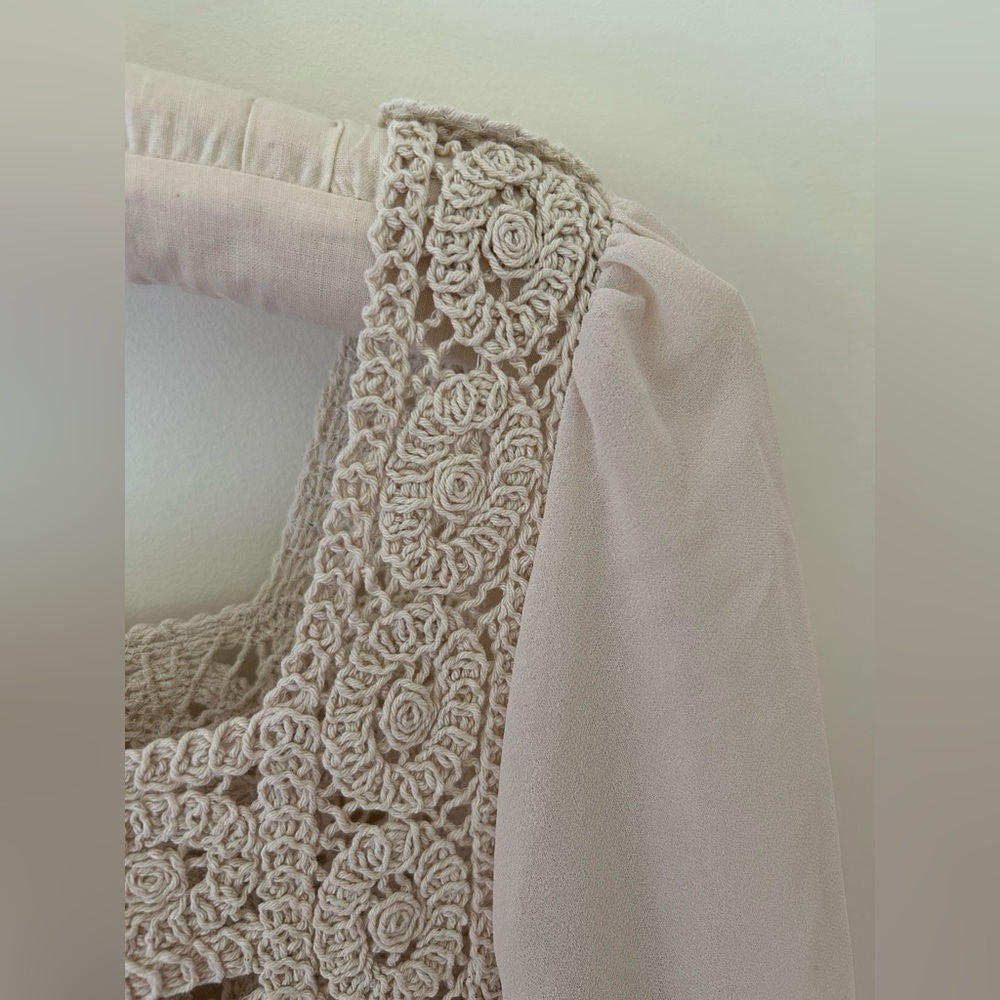 Crochet Boho-Inspired Puff Sleeve Blouse
Size: Small
EUC - Picture 7 of 11